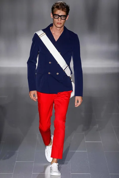 Look 16